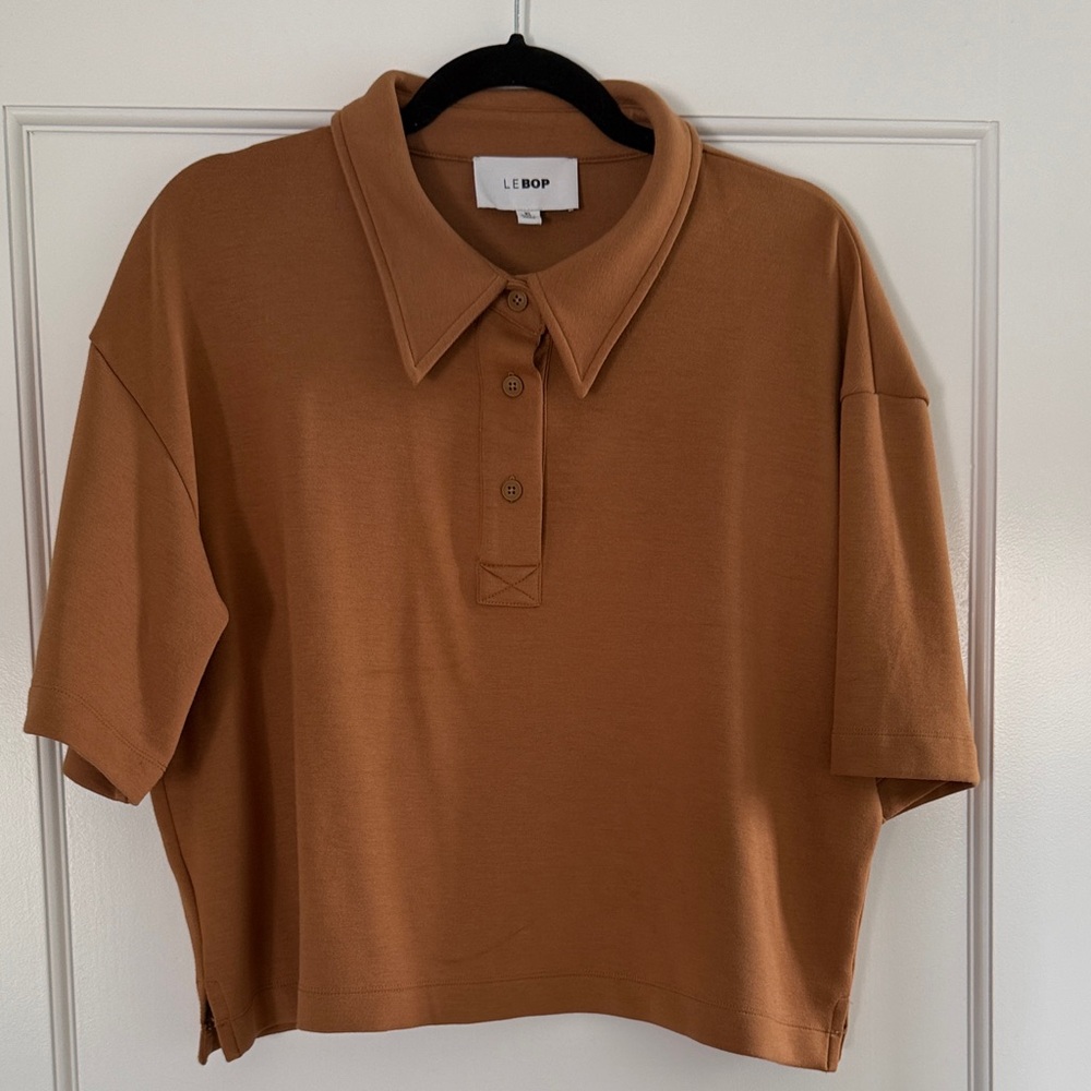 Le Bop Cropped Polo Tee in Camel Brown